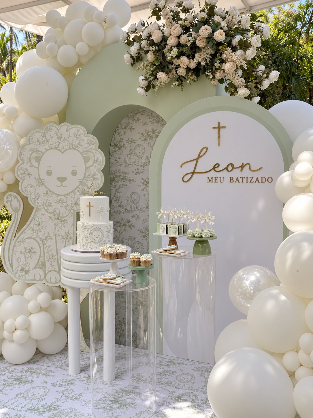 Decoração do batizado de Leon em branco e verde sálvia